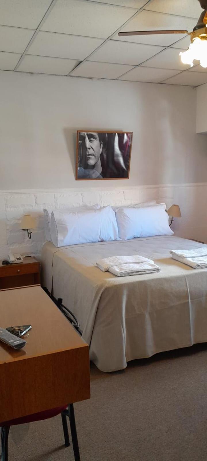 Hotel De Cine Las Golondrinas Villa Gesell Bagian luar foto