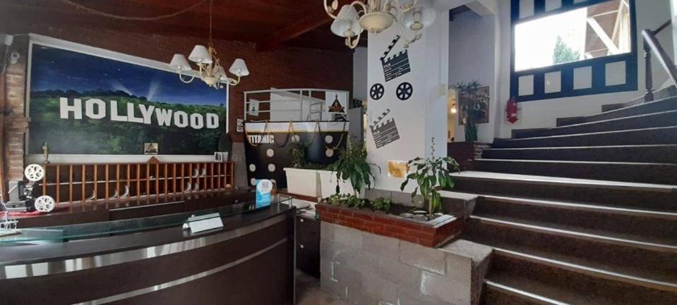 Hotel De Cine Las Golondrinas Villa Gesell Bagian luar foto