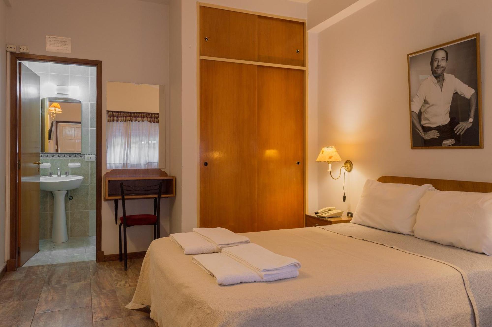 Hotel De Cine Las Golondrinas Villa Gesell Bagian luar foto