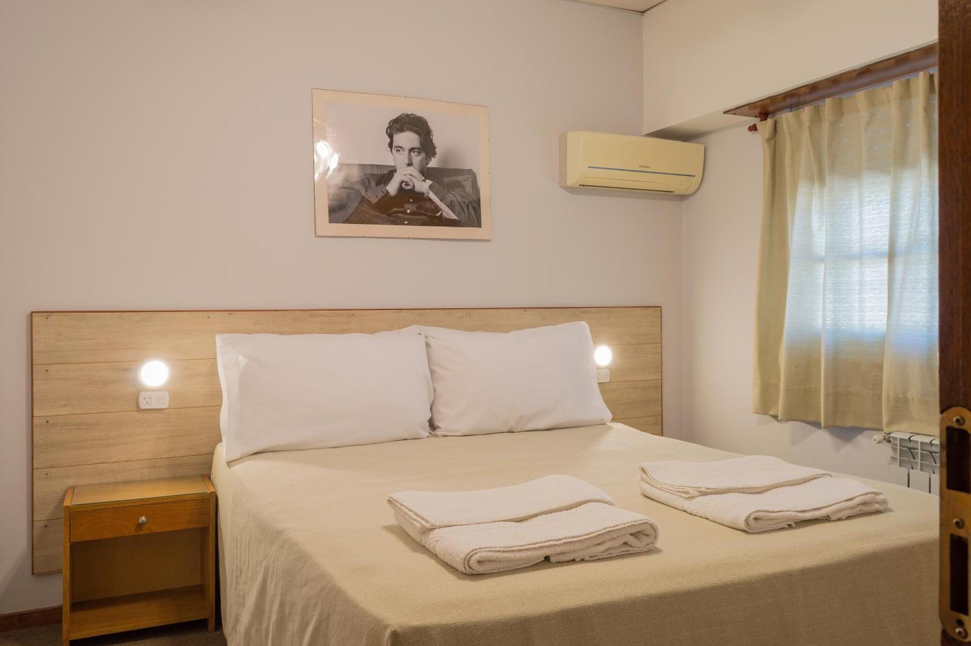 Hotel De Cine Las Golondrinas Villa Gesell Bagian luar foto