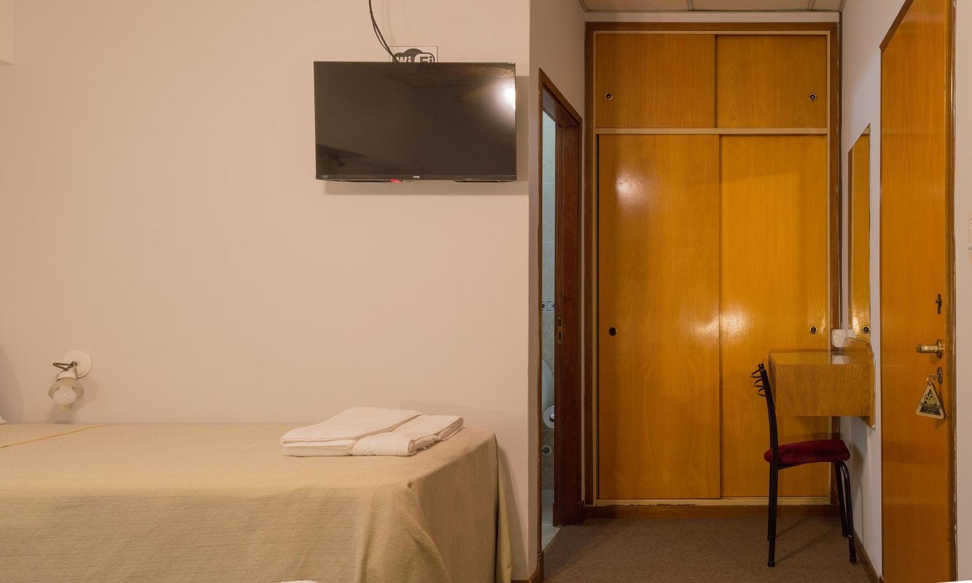 Hotel De Cine Las Golondrinas Villa Gesell Ruang foto