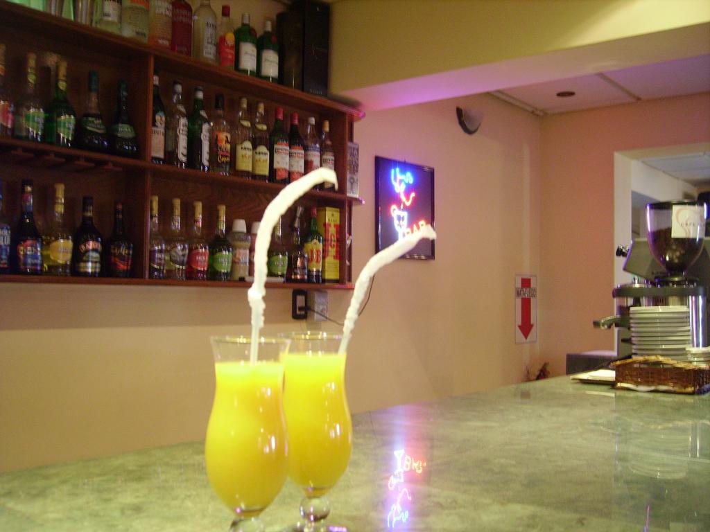 Hotel De Cine Las Golondrinas Villa Gesell Bagian luar foto