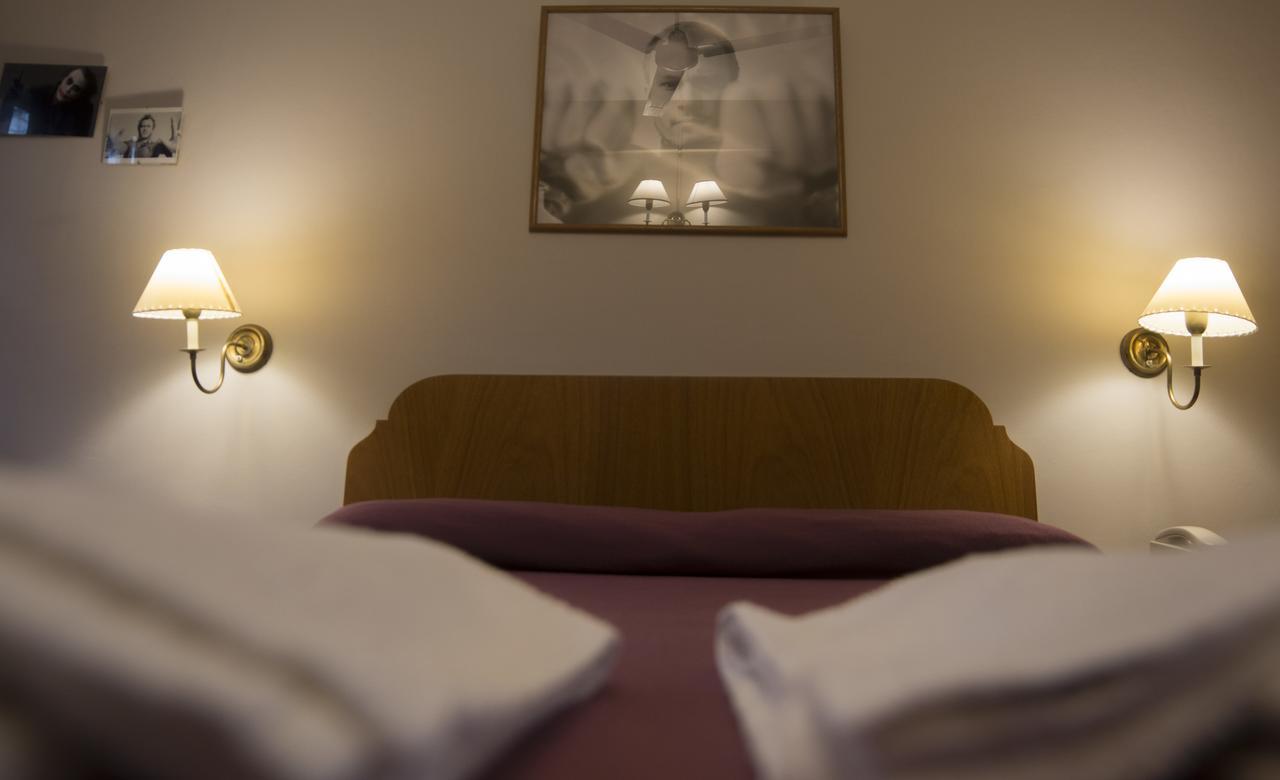 Hotel De Cine Las Golondrinas Villa Gesell Bagian luar foto